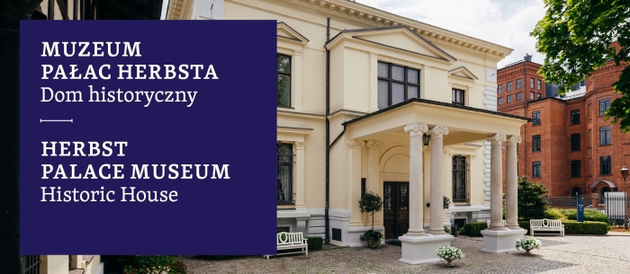 Na banerze znajduje się zdjęcie klasycystycznego budynku z jasną elewacją i czterema kolumnami przy wejściu. W tle widoczne są ceglane budynki przemysłowe oraz drzewa.  Po lewej stronie umieszczono granatowy prostokąt z białym tekstem w dwóch językach: „MUZEUM PAŁAC HERBSTA Dom historyczny” oraz „HERBST PALACE MUSEUM Historic House”. Między wersjami językowymi znajduje się pozioma linia z krótką pionową kreską pośrodku.