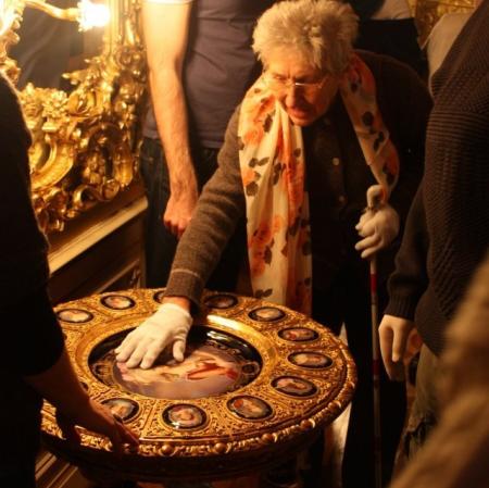 Salon lustrzany. Uczestnicy warsztatów przed stolikiem na wizytówki.