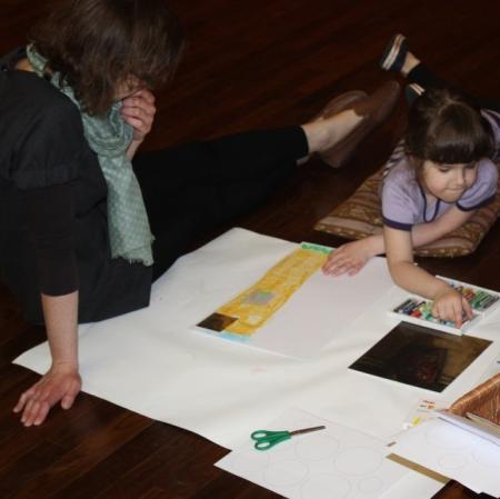 Uczestniczki warsztatu podczas wykonywania prac plastycznych.