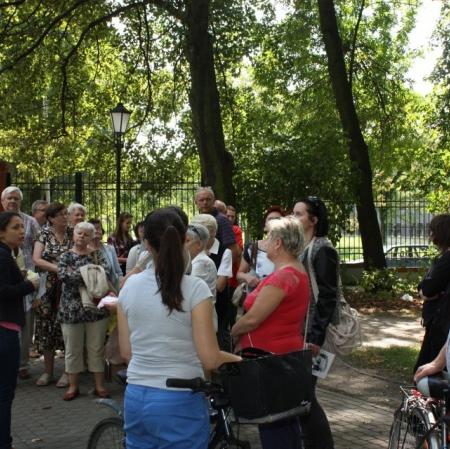 Uczestniczy podczas spaceru "Parki na Księżym Młynie. Ogrodowe pasje rodziny Herbstów i Scheiblerów".