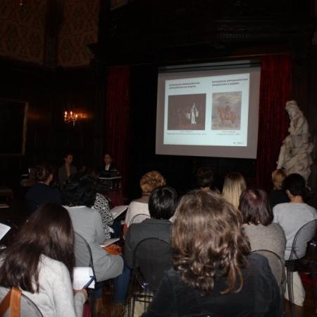 Uczestnicy podczas warsztatów „Analiza formalna dzieła plastycznego” w sali balowej Pałacu Herbsta.