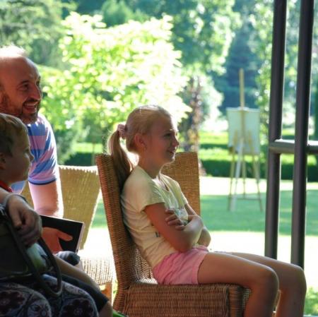 Zadowoleni widzowie teatralnego przedstawienia "Hamlet" Williama Szekspira w adaptacji Adama Walnego pod altaną Muzeum Pałac Herbsta.