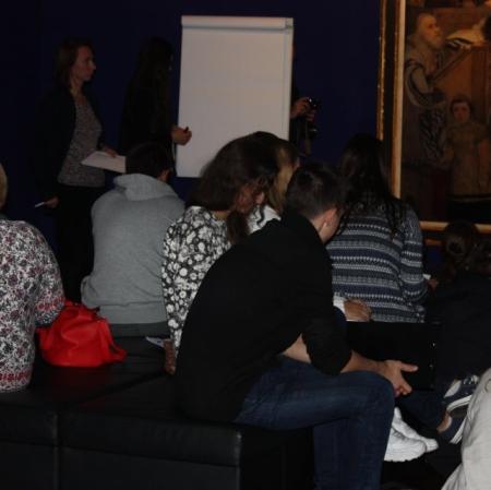 Uczestnicy warsztatów przed obrazem "Żydzi w synagodze" Maurycego Gottlieba.