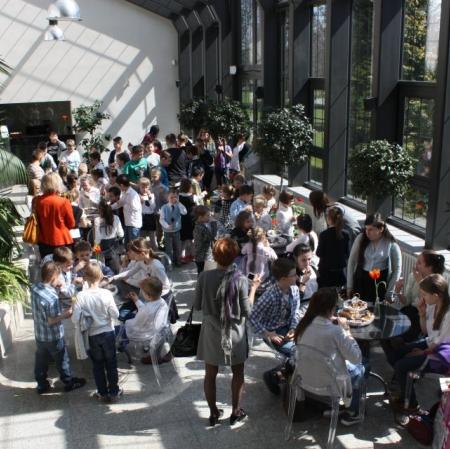 Uczestnicy finału w ogrodzie zimowym podczas poczęstunku.