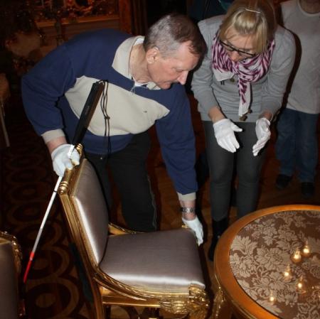 Uczestnicy poznają meble, które znajdują się w salonie lustrzanym.