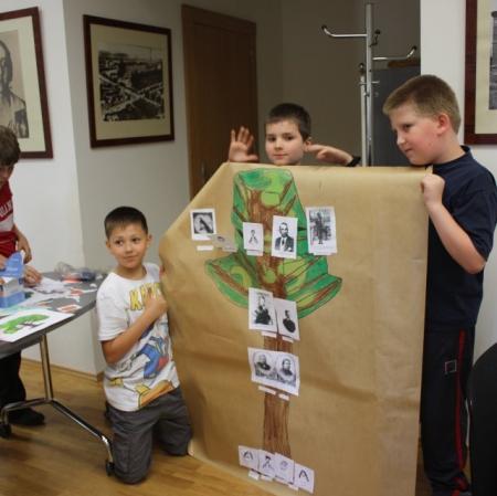 Prezentacja wspólnie wykonanej pracy przez uczestników warsztatów "Drzewo pokoleń"