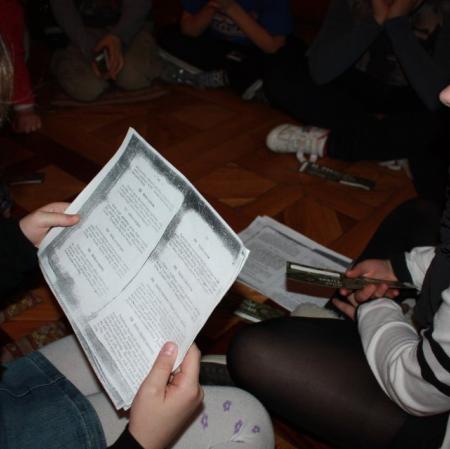 Uczestnicy warsztatów czytają fragmenty XIX wiecznych książek kucharskich.