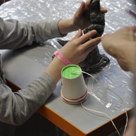 Warsztaty dotyczące kaligrafii przeprowadzone w szpitalu