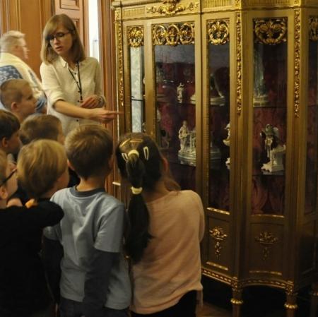 Uczestnicy zajęć w salonie środkowym