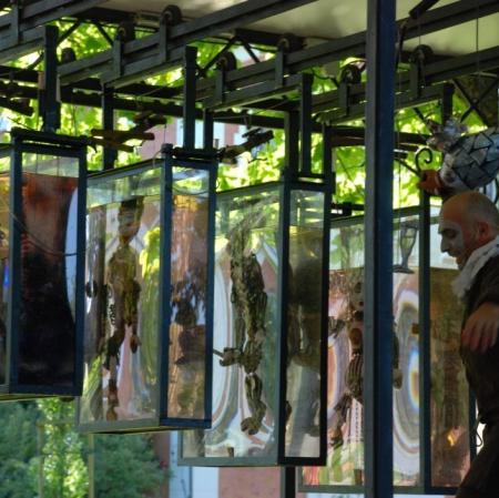 Podwodne marionetki w spektaklu "Hamlet" w adaptacji Adama Walnego pod altaną Muzeum Pałac Herbsta.