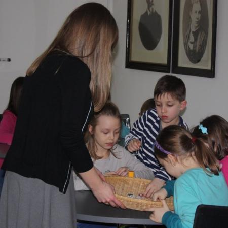 Uczestnicy warsztatów losują elementy potrzebne do dekoracji własnych zegarów.