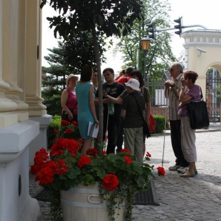 Zwiedzanie ogrodu -  uczestnicy warsztatów przy drzewku laurowym.