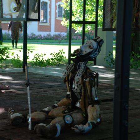 Tytułowy bohater spektaklu "Hamlet" w adaptacji Adama Walnego, jako jedyny pośród bohaterów przedstawienia "oddychający" powietrzem.