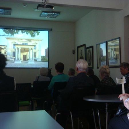 Słuchacze wykładu "Splendor płomienistego akantu, czyli Neorokoko".