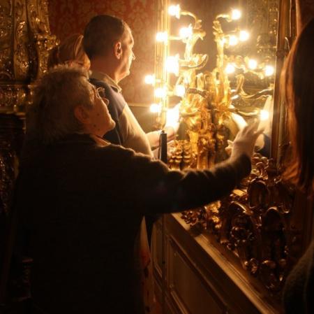 Salon lustrzany. Uczestnicy warsztatów przed jednym z luster.