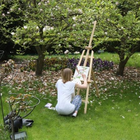 Warsztaty plenerowe w ogrodzie - uczestniczka zajęć przy sztaludze.