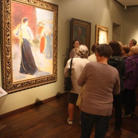 Uczestnicy wykładu  "Maluję Ciebie, maluję siebie"  z cyklu wykładów "Wiadomości z pałacowej galerii" w Galerii Sztuki Dawnej obecnej w przypałacowej powozowni.