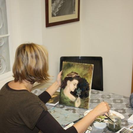 Uczestniczka podczas pracy nad kopią.