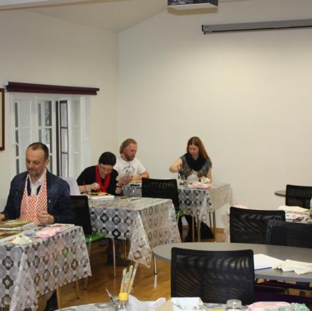 Uczestnicy warsztatów podczas zajęć poświęconych kopii.