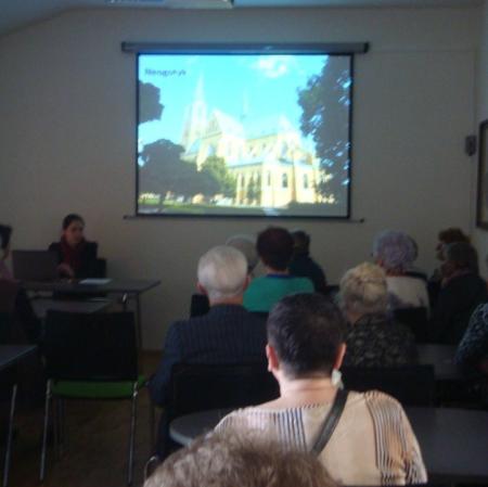 Słuchacze wykładu "Splendor płomienistego akantu, czyli Neorokoko".