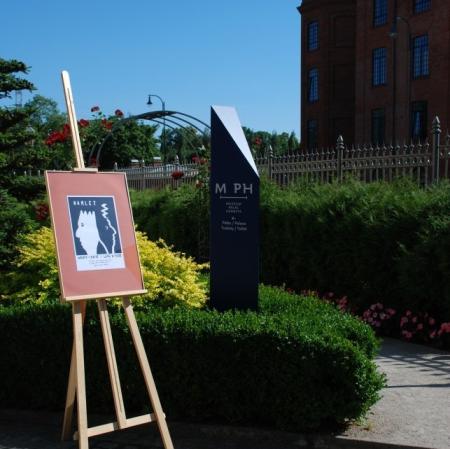Plakat zapowiadający teatralne przedstawienie pod altaną Muzeum Pałac Herbsta.