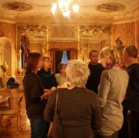 Uczestnicy w salonie lustrzanym.