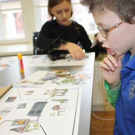 Wykonywanie prac plastycznych podczas warsztatów.