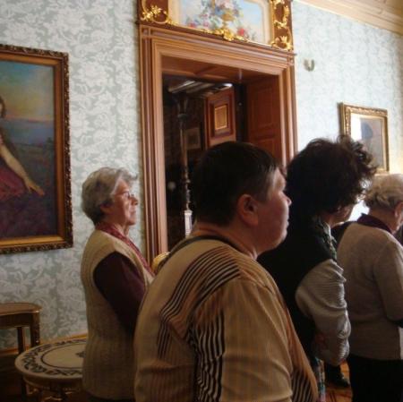 Słuchacze wykładu "Splendor płomienistego akantu, czyli Neorokoko" w Salonie środkowym Muzeum Pałac Herbsta.