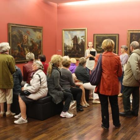 Uczestnicy wykładu  "Maluję Ciebie, maluję siebie"  z cyklu wykładów "Wiadomości z pałacowej galerii" w Galerii Sztuki Dawnej obecnej w przypałacowej powozowni.