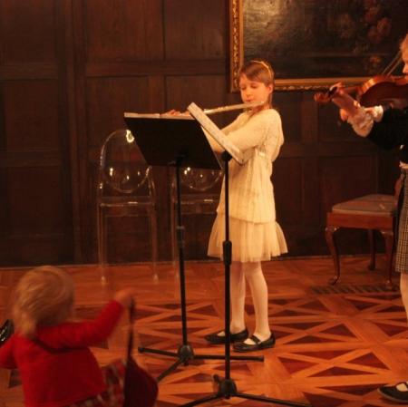 Dziewczynki grające na flecie oraz skrzypcach.