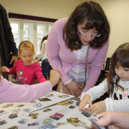 Uczestnicy warsztatów wybierają obrazki przedstawiające elementy wyposażenia wnętrz.