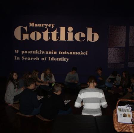 Uczestnicy warsztatów w Galerii Sztuki Dawnej.