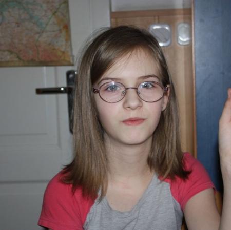 Uczestniczka warsztatów prezentuje wykonaną przez siebie figurkę