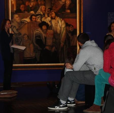 Uczestnicy warsztatów przed obrazem "Żydzi w synagodze" Maurycego Gottlieba.