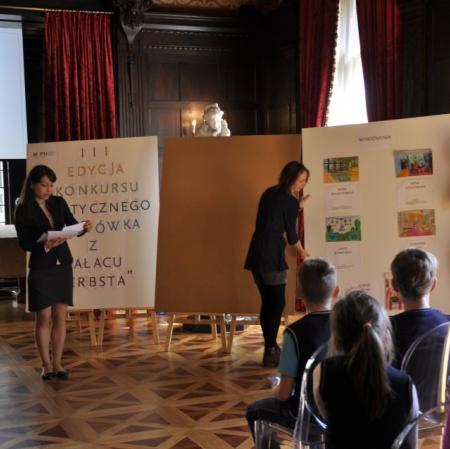 Odsłonięcie tablic w pracami wyróżnionymi.