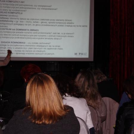 Uczestnicy podczas warsztatów „Analiza formalna dzieła plastycznego” w sali balowej Pałacu Herbsta.