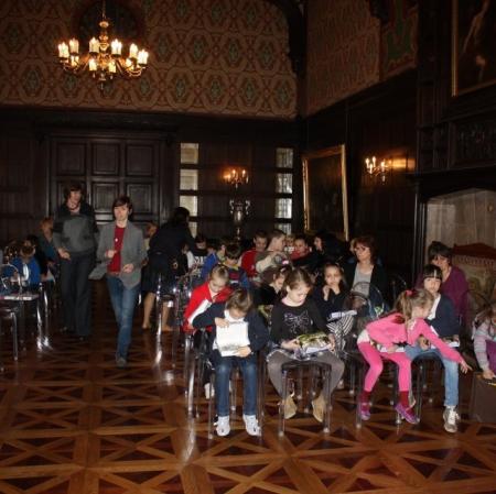 Gala wręczania nagród laureatom I Edycji Konkursu Plastycznego "Pocztówka z Pałacu Herbsta" na sali balowej.