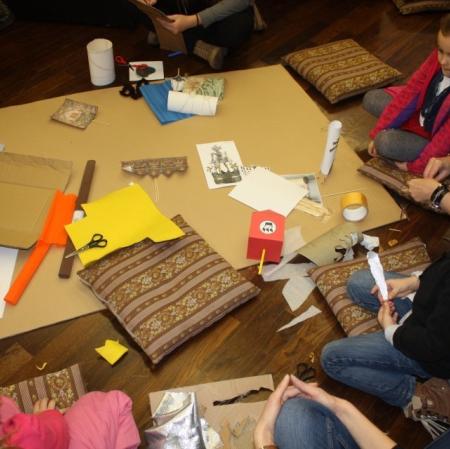 Uczestnicy warsztatów podczas wykonywania makiety synagogi