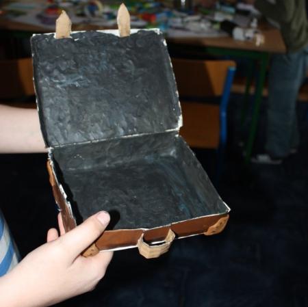 Jedna z prac plastycznych - wnętrze walizki