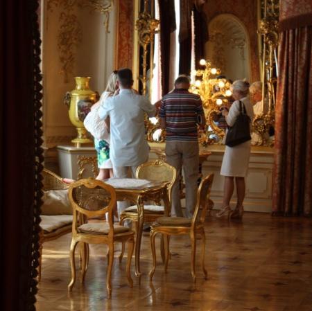 Zwiedzanie salonu lustrzanego w Pałacu Herbsta
