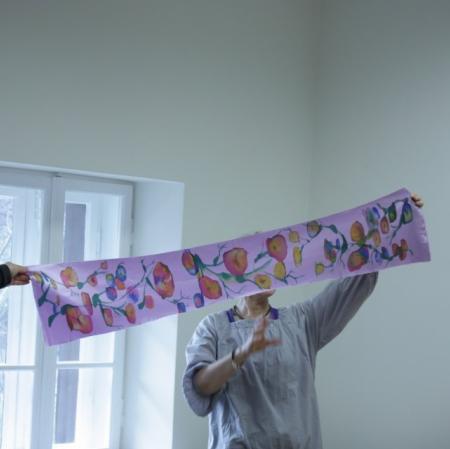 Prezentacja wykonanej pracy - jedwabny szal ozdobiony motywami kwiatowymi.