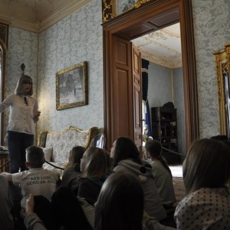 Uczniowie w salonie środkowym