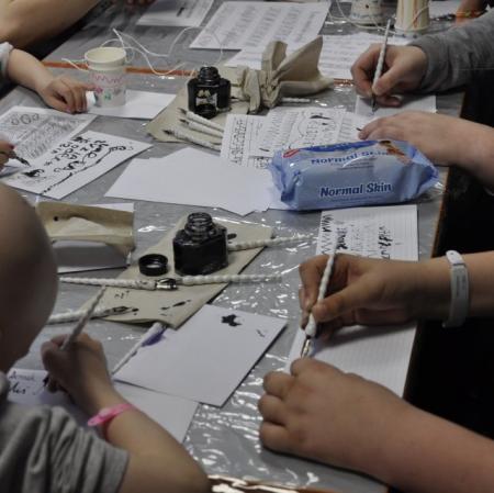 Warsztaty dotyczące kaligrafii przeprowadzone w szpitalu