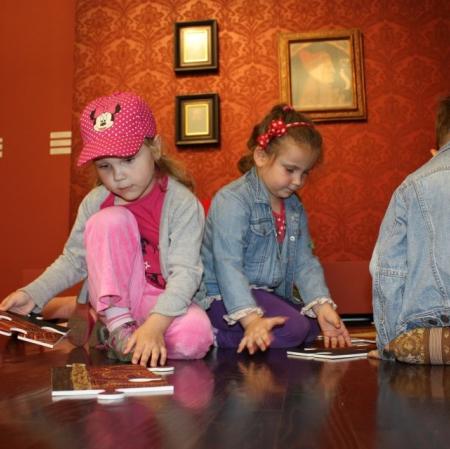 Układanie puzzli w Galerii Sztuki Dawnej.