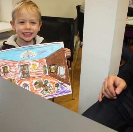 Uczestnik  warsztatów prezentuje wykonaną przez siebie pracę.