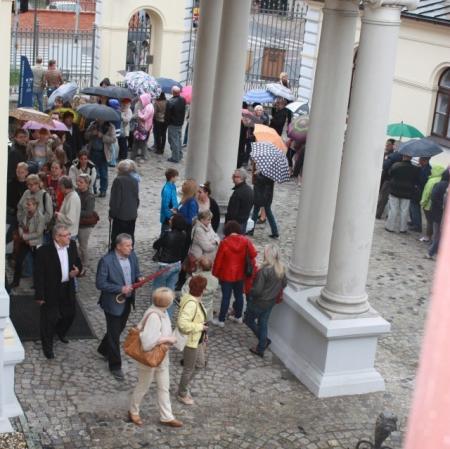 Zdjęcie przedstawia tłum przed wejściem do pałacu Herbsta.
