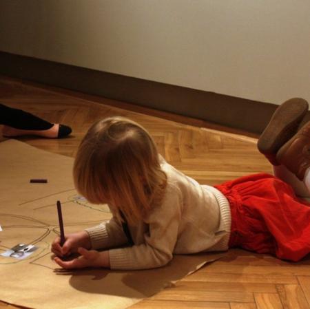 Mała uczestniczka warsztatów wykonuje drzewo genealogiczne rodziny Herbstów i Scheiblerów.