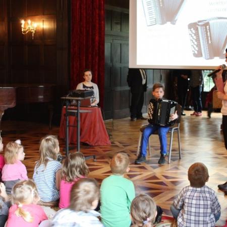 Chłopiec grający na akordeonie.