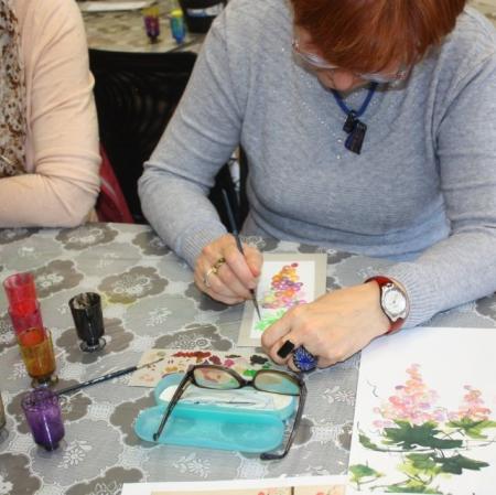 Praca nad projektem malowanym na jedwabiu podczas warsztatów "Tajemnice Orientu na jedwabiu malowane".