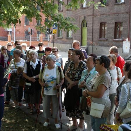 Uczestniczy podczas spaceru "Parki na Księżym Młynie. Ogrodowe pasje rodziny Herbstów i Scheiblerów".